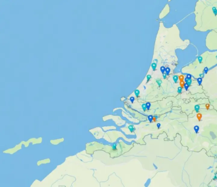 Illustratieve kaart van Nederland met markeringen voor kaartclubs in verschillende provincies