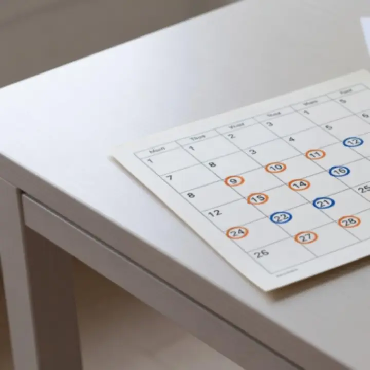 Overzicht van een kleurrijke maandkalender met poker en casino-style evenementen